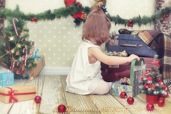 Menina Sentada Frente Uma Árvore Natal Brincando Com Brinquedo — Fotografia de Stock