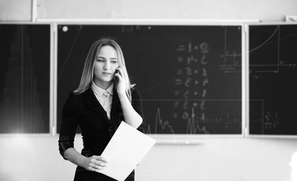 Gadis Muda Guru Sekolah Dasar Depan Blackboar — Stok Foto