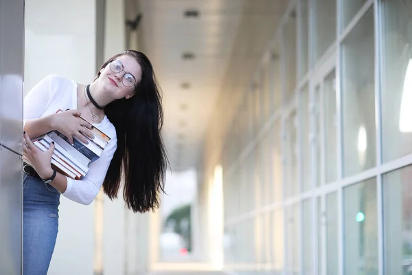 Jong Meisje Student Straat Met Een Rugzak Boek — Stockfoto