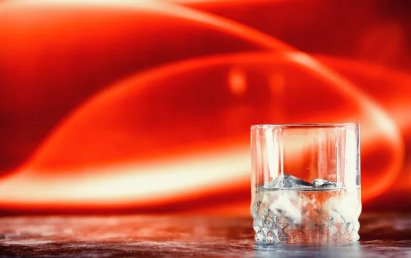 Sklenici Tvrdého Alkoholu Ledem Barovém Pultu Whisky Sodou Skle Reklamní — Stock fotografie