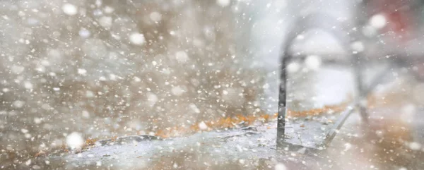 積雪下でウィンターパーク孤独なベンチ — ストック写真