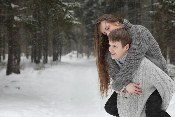 Par Amantes Uma Data Tarde Inverno Uma Nevasca Neve — Fotografia de Stock