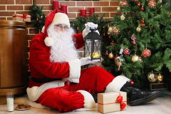 Papai Noel Com Presentes Sentado Lado Uma Árvore Natal — Fotografia de Stock