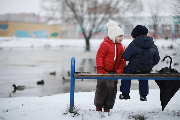 Bambini Nel Parco Invernale Giocano Con Sno — Foto Stock