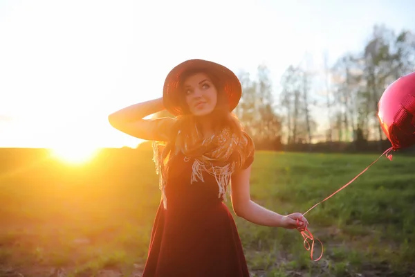 Une Fille Avec Chapeau Lors Une Promenade Dans Parc Une — Photo