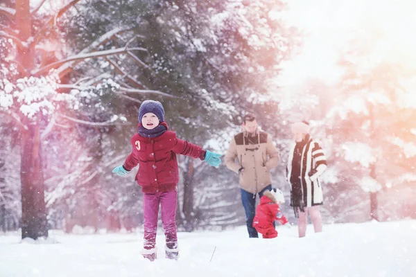 Молодая Семья Детьми Гуляет Зимнем Парке Зимняя Прогулка Родителей Детьми — стоковое фото