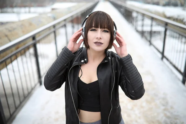 Linda Chica Los Auriculares Escuchando Música Aire Libre —  Fotos de Stock