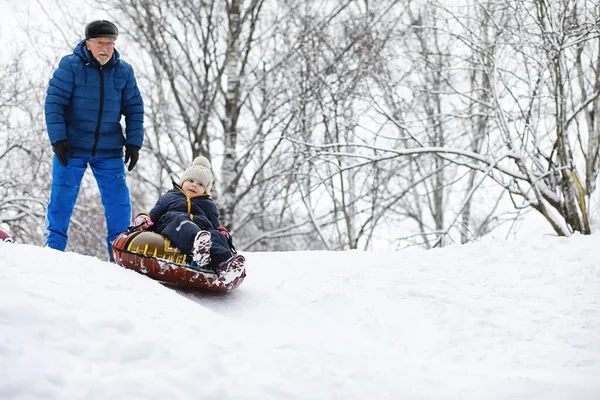 Barn Parken Vintern Barn Leker Med Snö Lekplatsen Skulpterar Snögubbar — Stockfoto