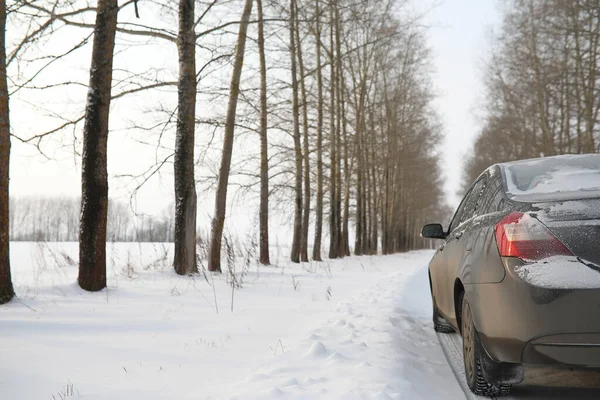 Auto Auf Schneeglatter Straße Den Feldern — Stockfoto