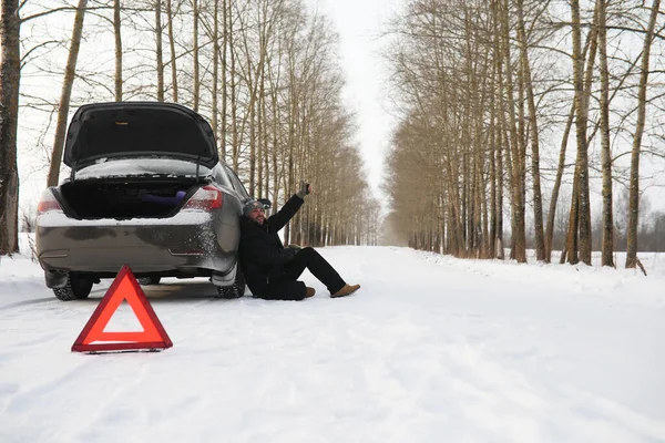 Man Car Winter Road Walk Car Repair — Stock Photo, Image