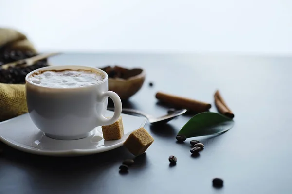 원두를 테이블 위에서 볶았습니다 나뭇잎이 커피콩 — 스톡 사진