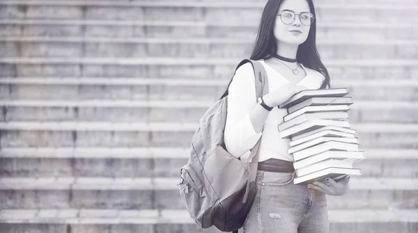 Junge Studentin Mit Rucksack Und Buch Auf Der Straße — Stockfoto