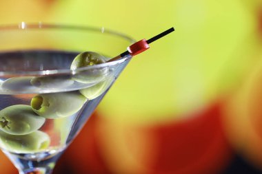 Camın yanında pencere kenarında kokteyl bardakları