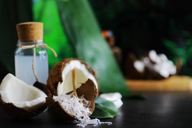 Hindistan cevizi koyu taş bir masada. Hindistan cevizi yağı ve cips.