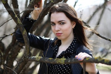 Bahar şehrinde güneşli bir havada yürüyen bir kız.