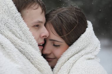 Kış öğleden sonra kar fırtınasında bir çift sevgili.