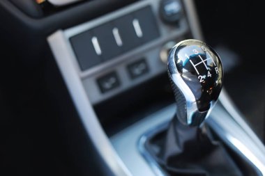 Dişli kolu. Manuel Şanzıman. Arabada vites vites üzerinde el.