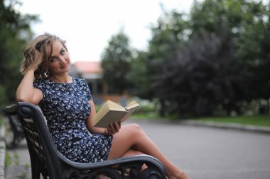 Parkta güzel bir kız yaz güneşli bir günde