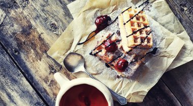 Doldurulmuş Viyana waffle 'ı. Kahve masası. Tatil için kahvaltıda güzel kokulu kurabiyeler..