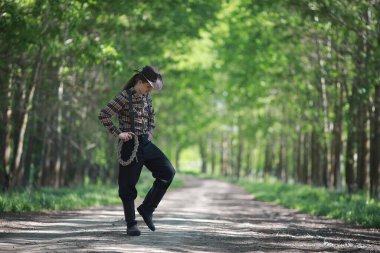 Sonbaharda tarlada şapkalı bir kovboy.