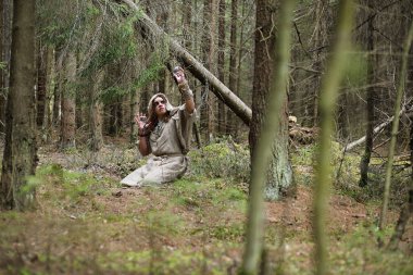 Bir cüppeyi içinde bir adam bir kristal topu ve Boo ile karanlık bir ormanda bir ritüeli harcıyor