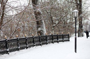 Kırsal alanların kış manzarası ve kardaki yollar
