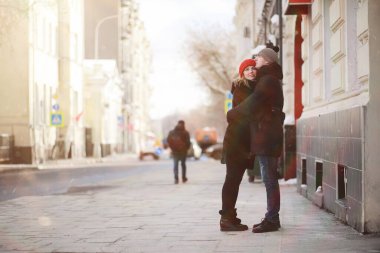 Kış boyunca yürüyen genç bir çift