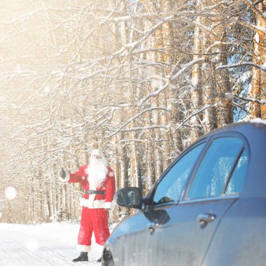 Noel Baba hediyeleri ile dışarıdan geliyor. Noel Baba sakal ve gözlük ile Kırmızı elbiseli Noel-e doğru yolda yürüyor. Noel Baba çocuklarına hediyeler getiriyor.