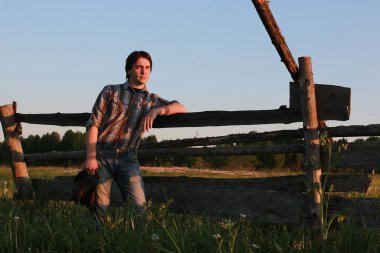 Yazın kırsalda yürüyüş yapan sevimli bir çift.