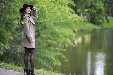 Rai 'deki bir bahar parkında ceketli genç bir kız.