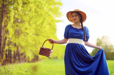 Güneşli bir gecede kırsalda yürüyüş yapan tatlı bir kız.