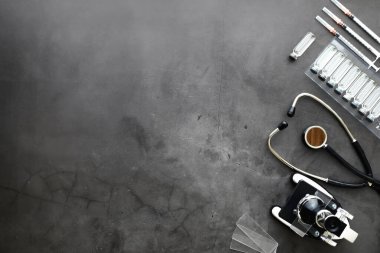 Aşılama. Tek kullanımlık şırıngalar ve üzerinde tıbbi aşılar olan test tüpleri. İlaç ve iğne..