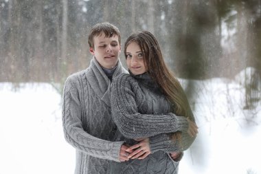Kış öğleden sonra kar fırtınasında bir çift sevgili.