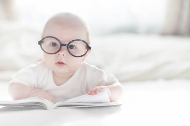 Yeni doğmuş bir bebek yumuşak bir yatakta yatıyor. Çocukların duygu eğitimi.