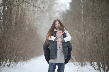 Kış öğleden sonra kar fırtınasında bir çift sevgili.