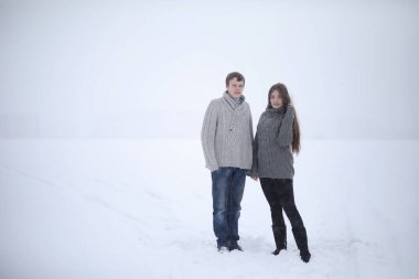 Kış öğleden sonra kar fırtınasında bir çift sevgili.