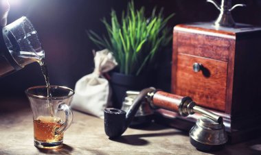 Mornin ahşap bir masada çay demleme