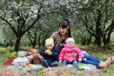 Bahar öğleden sonra, çocuklu bir parkta güzel bir kız.