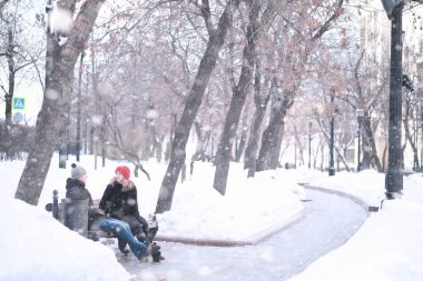 Kış boyunca yürüyen genç bir çift