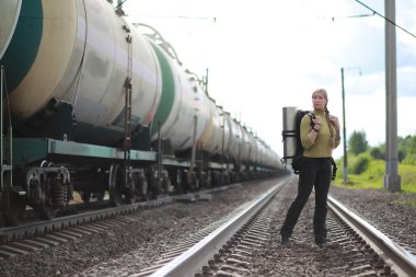 Bir sırt çantası ile yürüyerek seyahat ve otostop