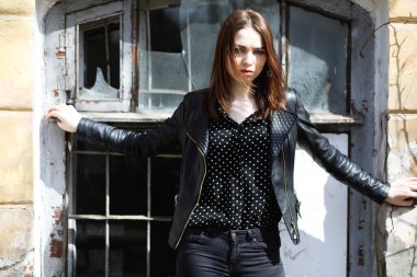 Bahar şehrinde güneşli bir havada yürüyen bir kız.