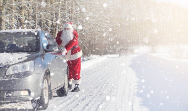 Noel Baba hediyeleri ile dışarıdan geliyor. Noel Baba sakal ve gözlük ile Kırmızı elbiseli Noel-e doğru yolda yürüyor. Noel Baba çocuklarına hediyeler getiriyor.