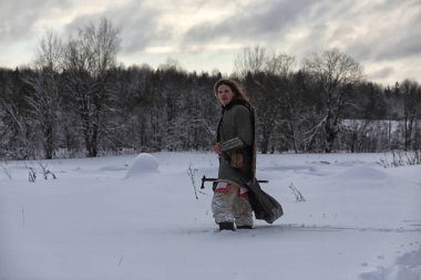 Defender'ı posta zırh genç savaşçı bir kılıç ve balta ile silahlı