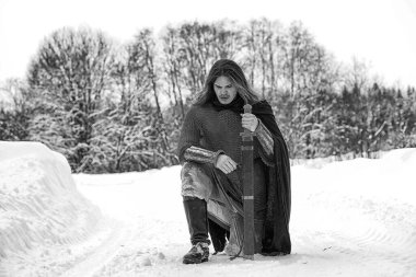 Defender'ı posta zırh genç savaşçı bir kılıç ve balta ile silahlı