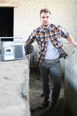 Sakallı hip-hop dansçısı genç bir adam.