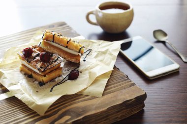 Doldurulmuş Viyana waffle 'ı. Kahve masası. Tatil için kahvaltıda güzel kokulu kurabiyeler..