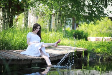 Doğada yürüyüş yaz için hamile kadın