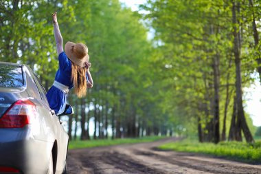 Güneşli bir gecede kırsalda yürüyüş yapan tatlı bir kız.