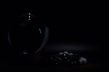 Kristal küre kaderi tahmin eder. Geleceğe yönelik tahminler.