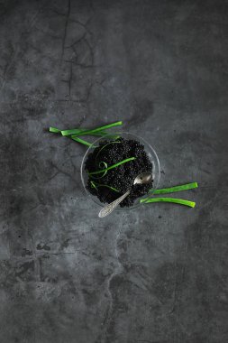 Taze siyah balık yumurtası. Beluga havyarı buzla servis edilir..